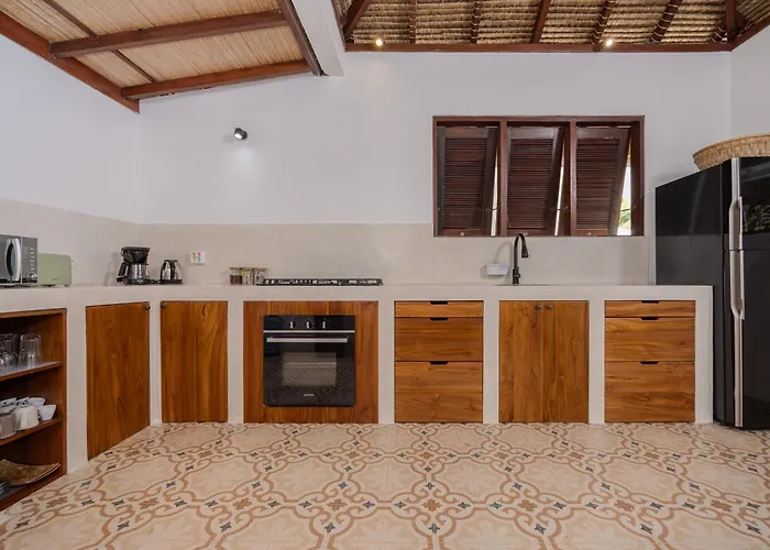 Villa Arev, 4br Family-friendly In Umalas, Garden & Pool Kerobokan