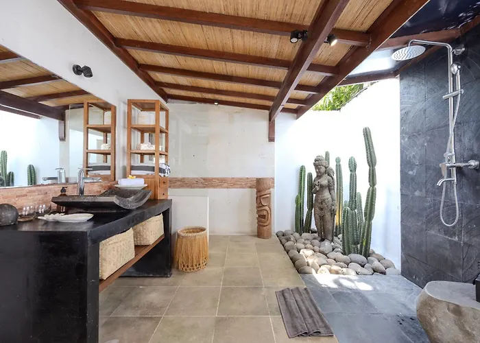 Arev, 4br Family-friendly In Umalas, Garden & Pool Villa